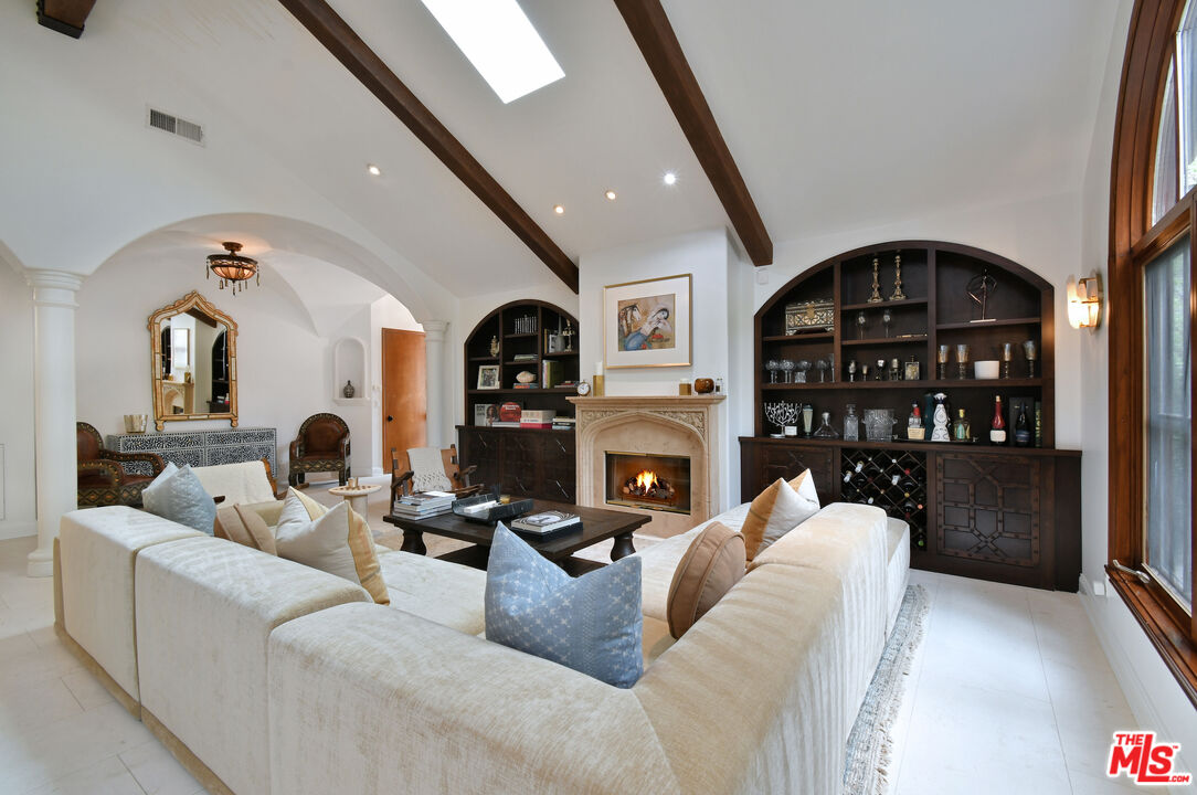 4050 Hayvenhurst Dr