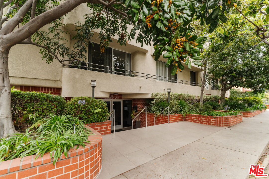 1161 Amherst Ave Unit: 204