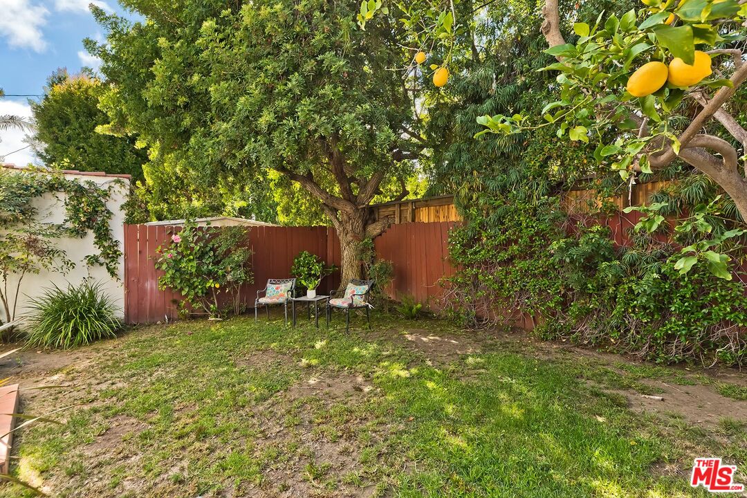 10525 Almayo Ave