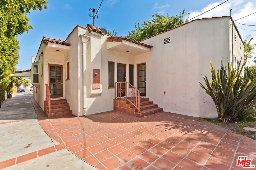 10525 Almayo Ave