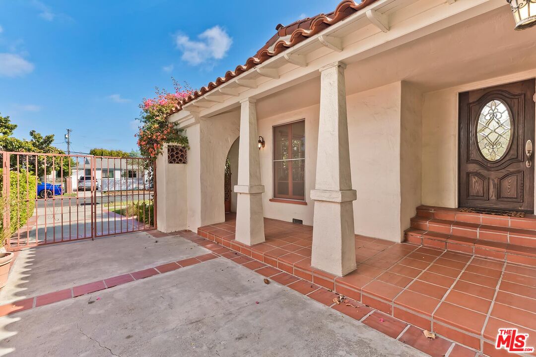 10525 Almayo Ave