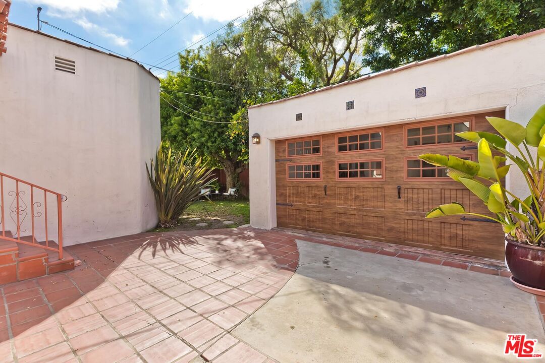 10525 Almayo Ave