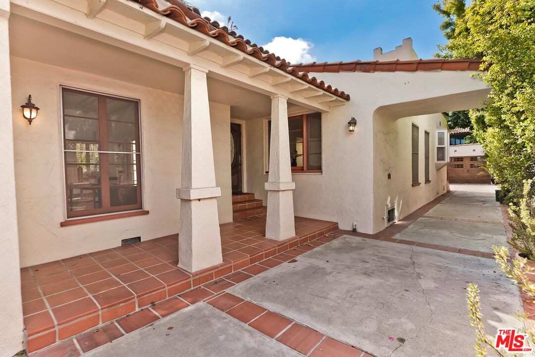 10525 Almayo Ave