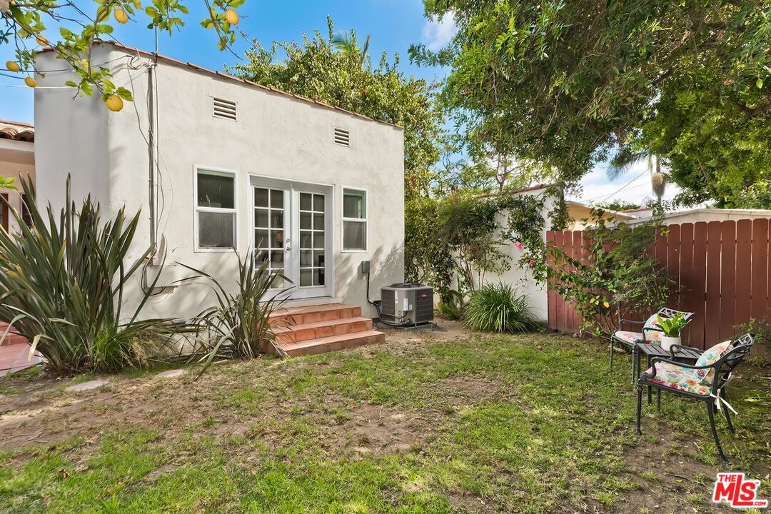10525 Almayo Ave