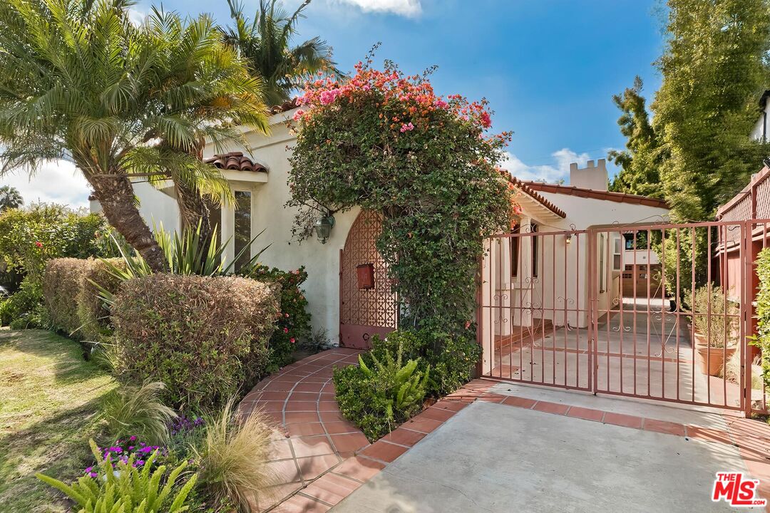10525 Almayo Ave