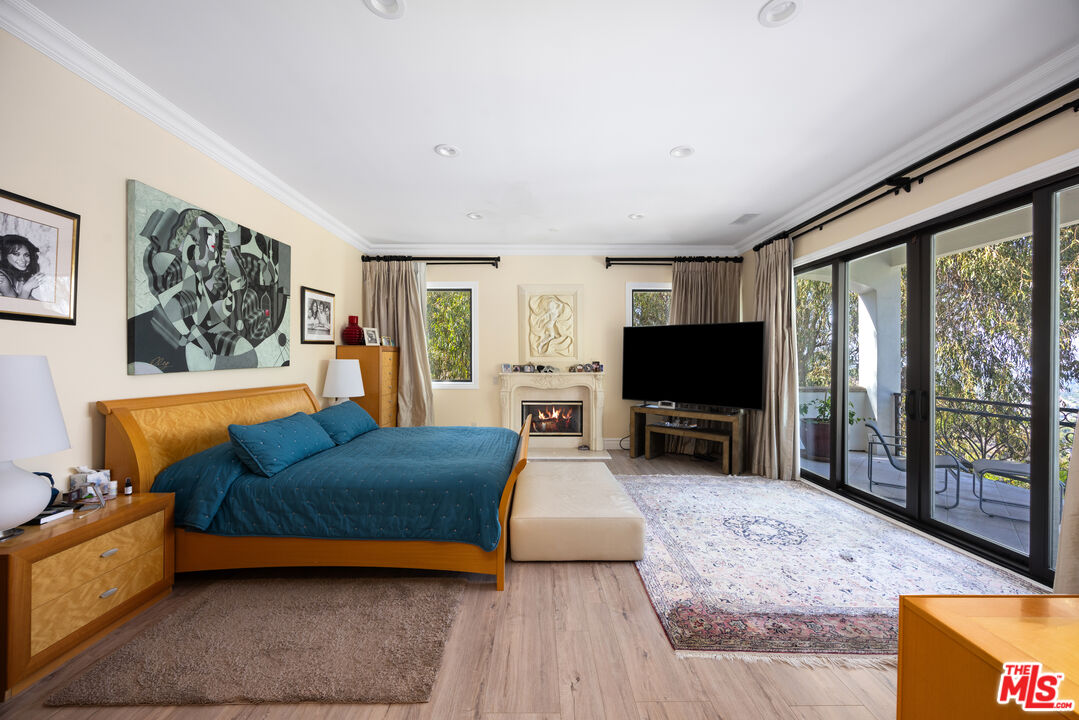 13355 Mulholland Dr