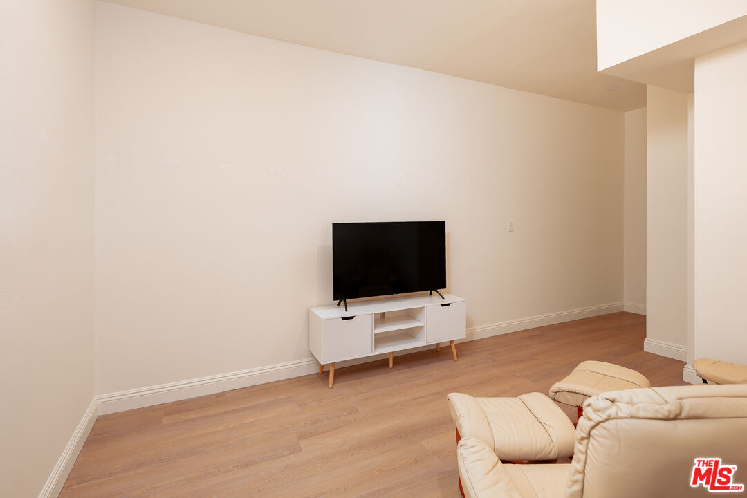 2337 Fox Hills Dr Unit: 102