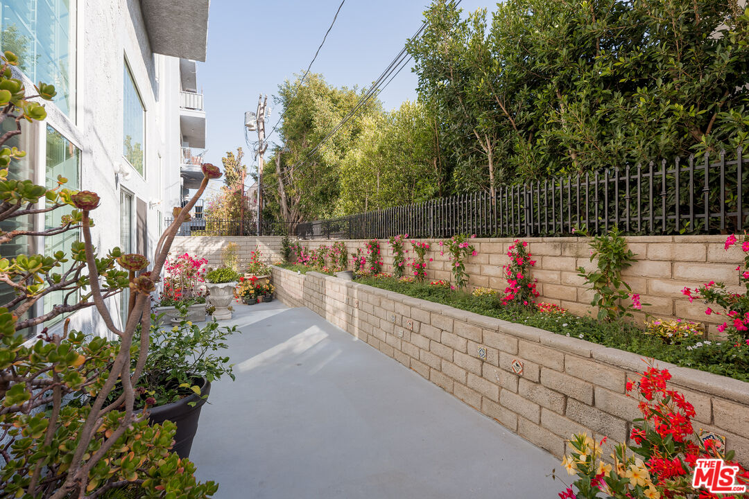 2337 Fox Hills Dr Unit: 102