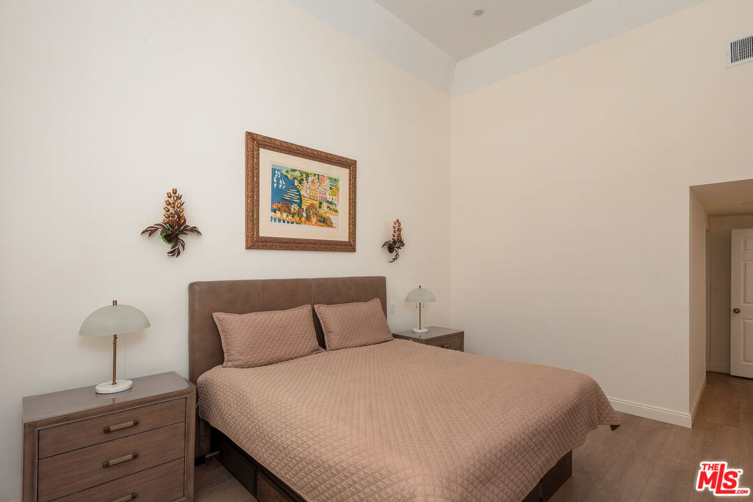 2337 Fox Hills Dr Unit: 102