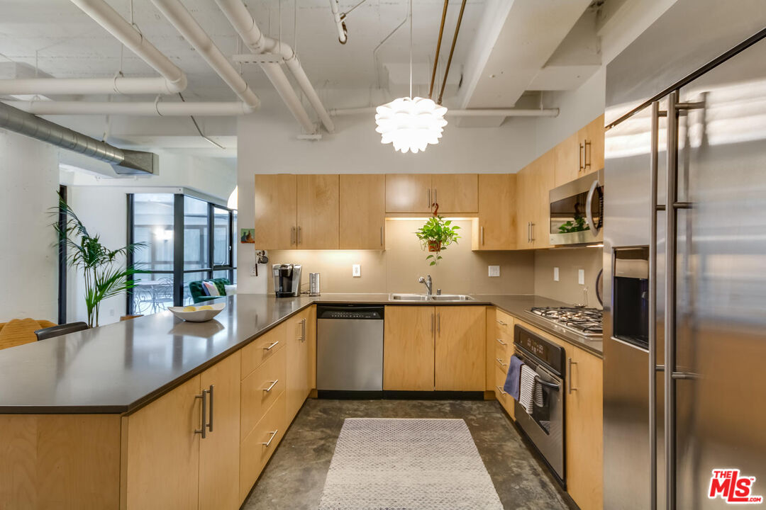 330 W 11th St Unit: C03