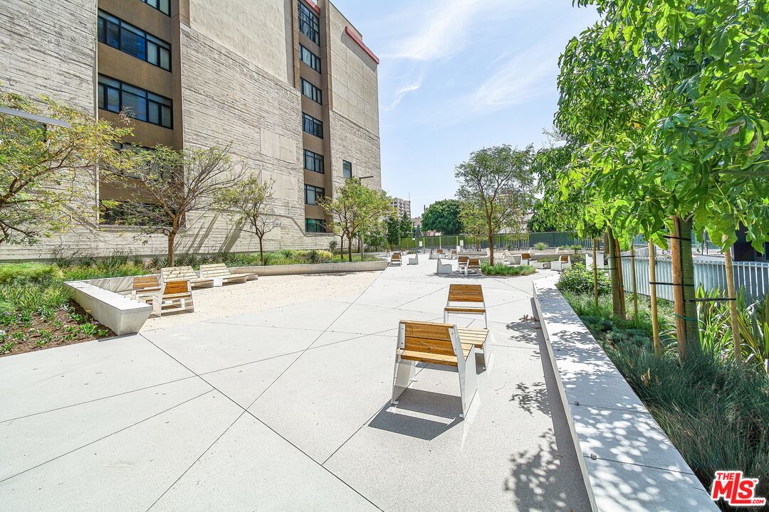 330 W 11th St Unit: C03