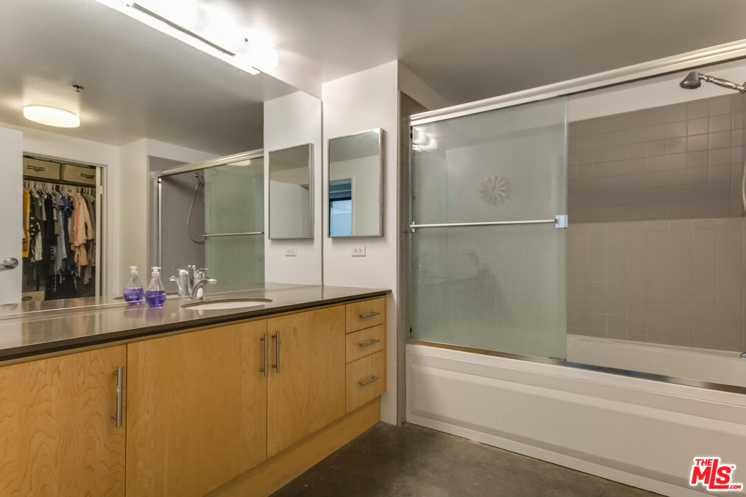 330 W 11th St Unit: C03