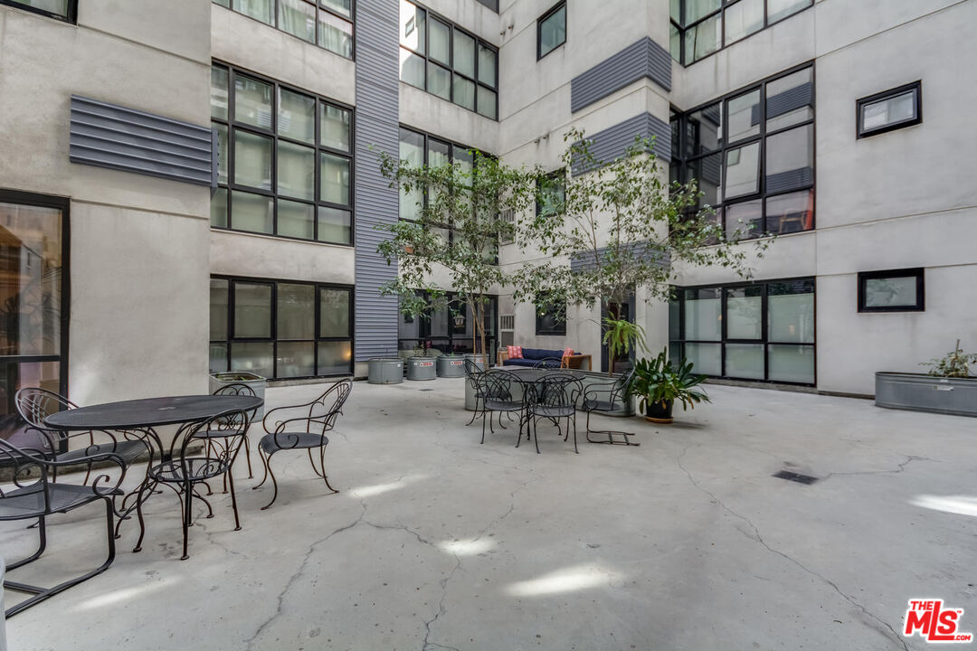 330 W 11th St Unit: C03