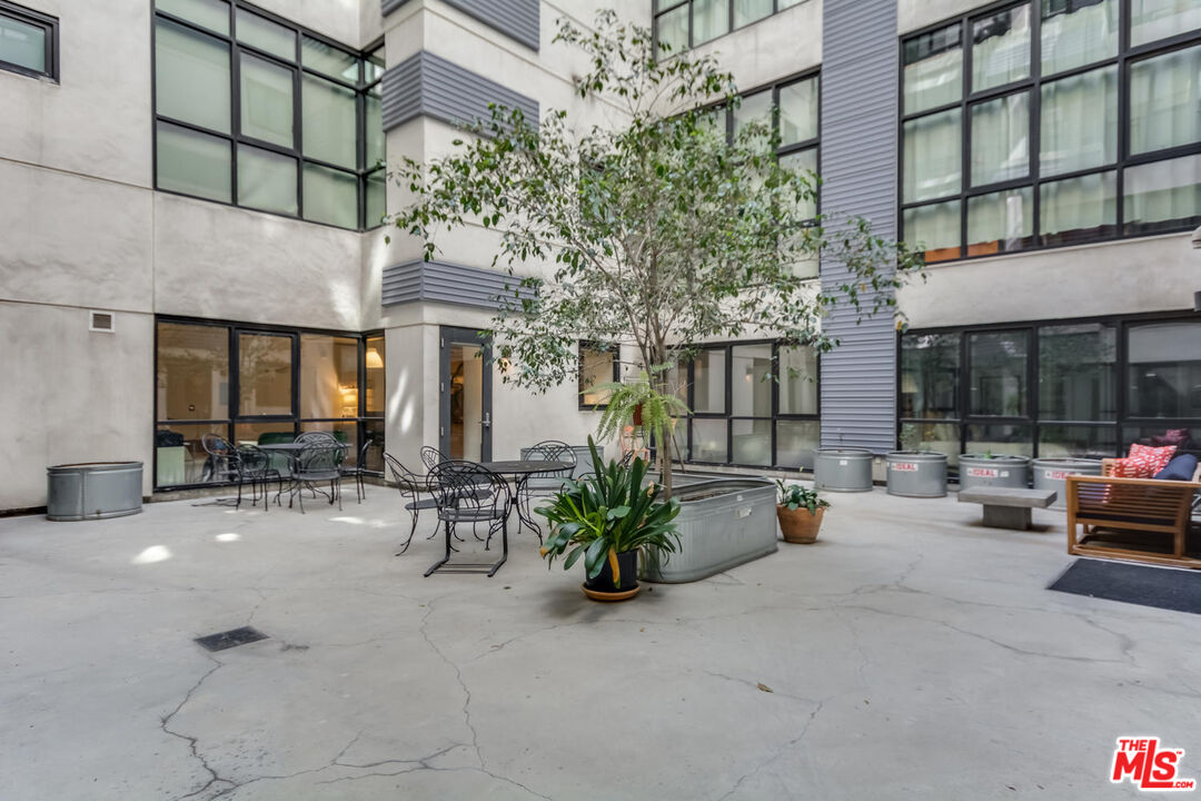330 W 11th St Unit: C03