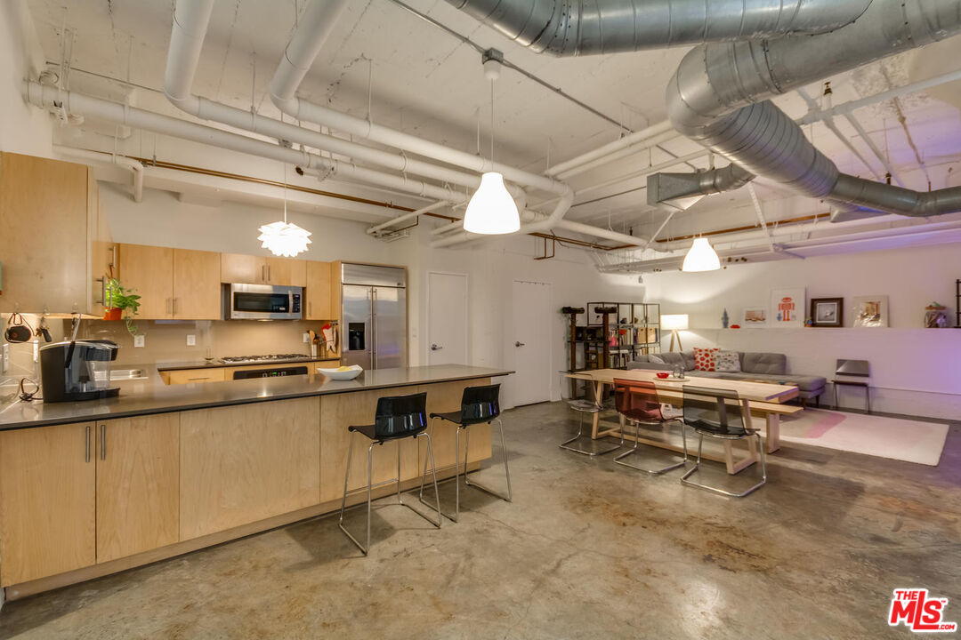 330 W 11th St Unit: C03
