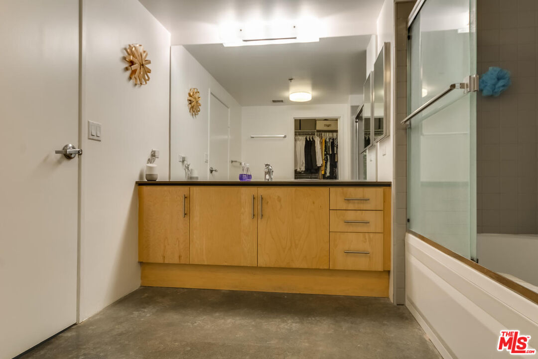 330 W 11th St Unit: C03