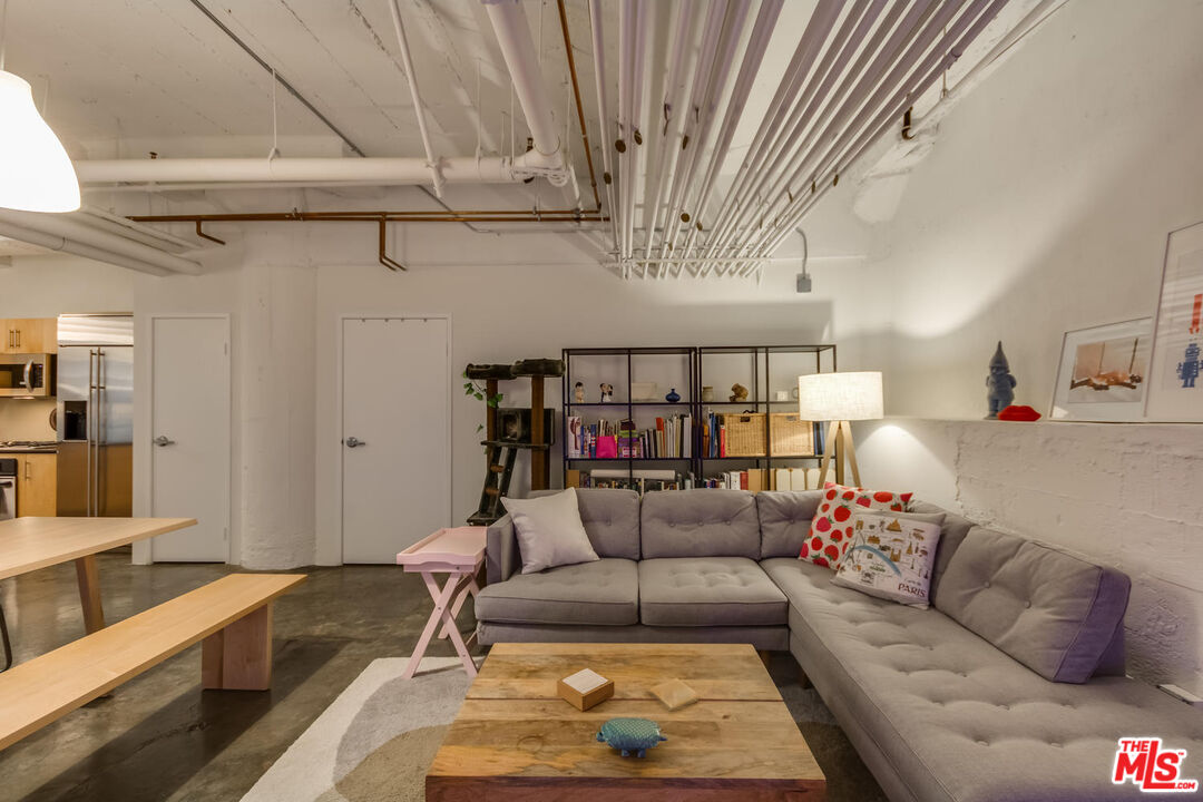 330 W 11th St Unit: C03