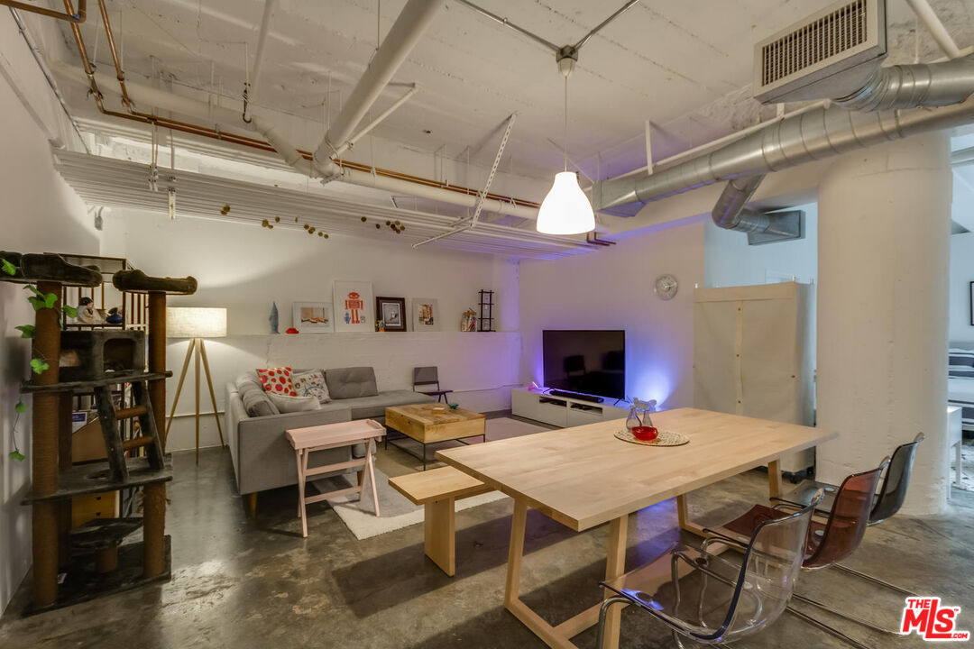 330 W 11th St Unit: C03