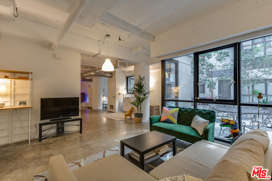 330 W 11th St Unit: C03
