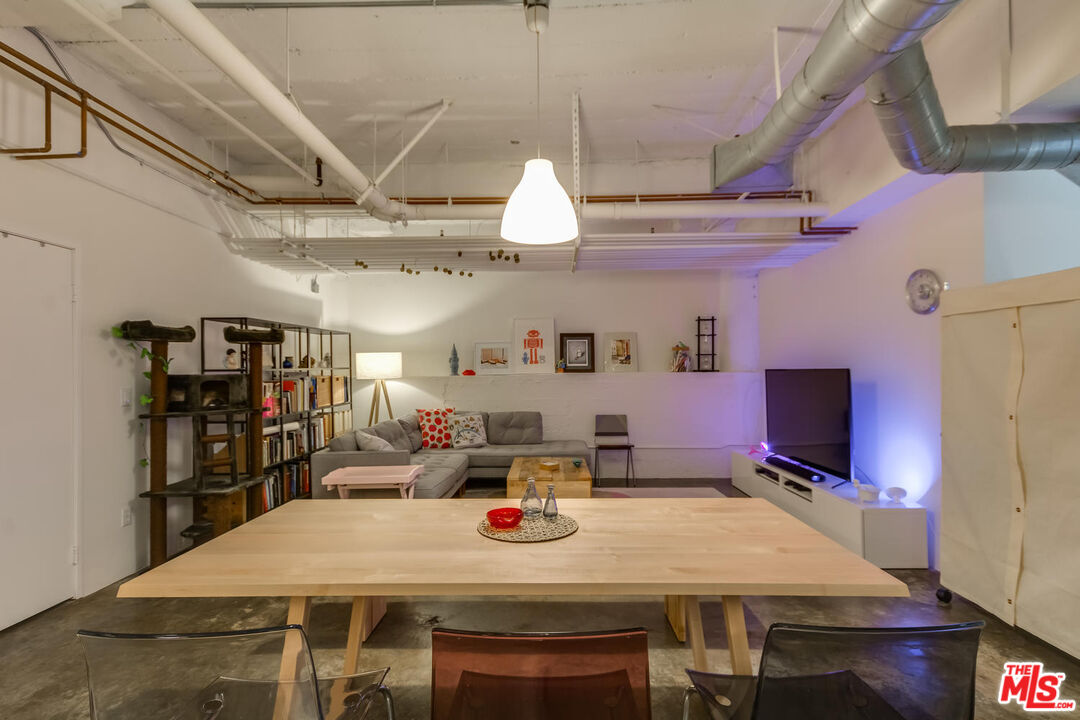 330 W 11th St Unit: C03