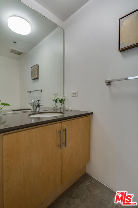 330 W 11th St Unit: C03