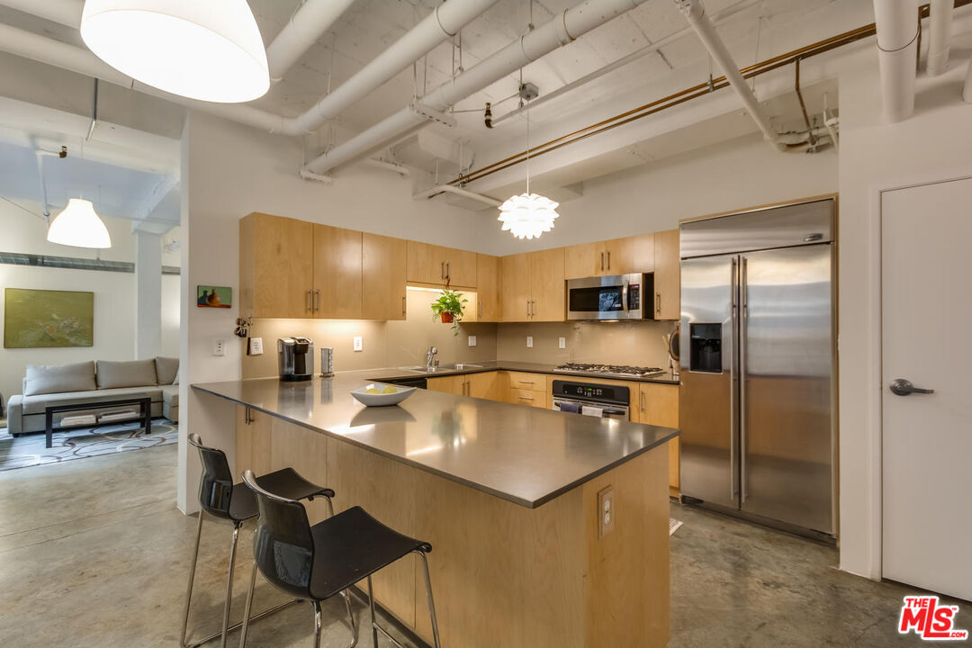 330 W 11th St Unit: C03