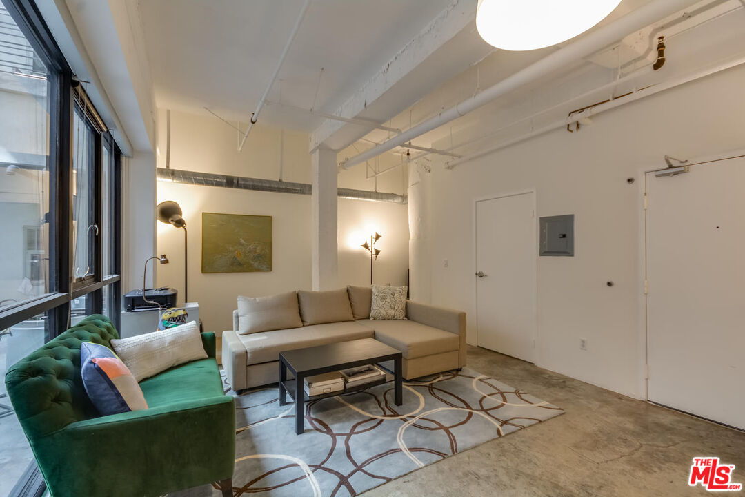330 W 11th St Unit: C03