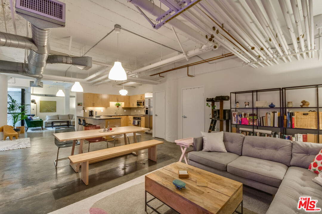 330 W 11th St Unit: C03