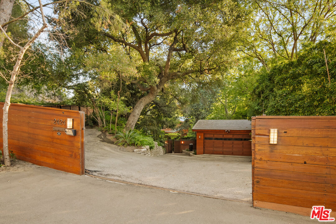 2424 Nichols Canyon Rd