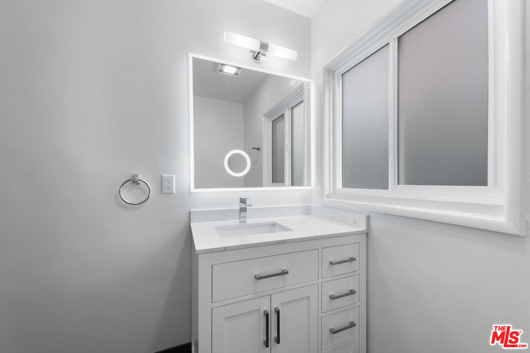 1208 N Crescent Heights Blvd Unit: 4