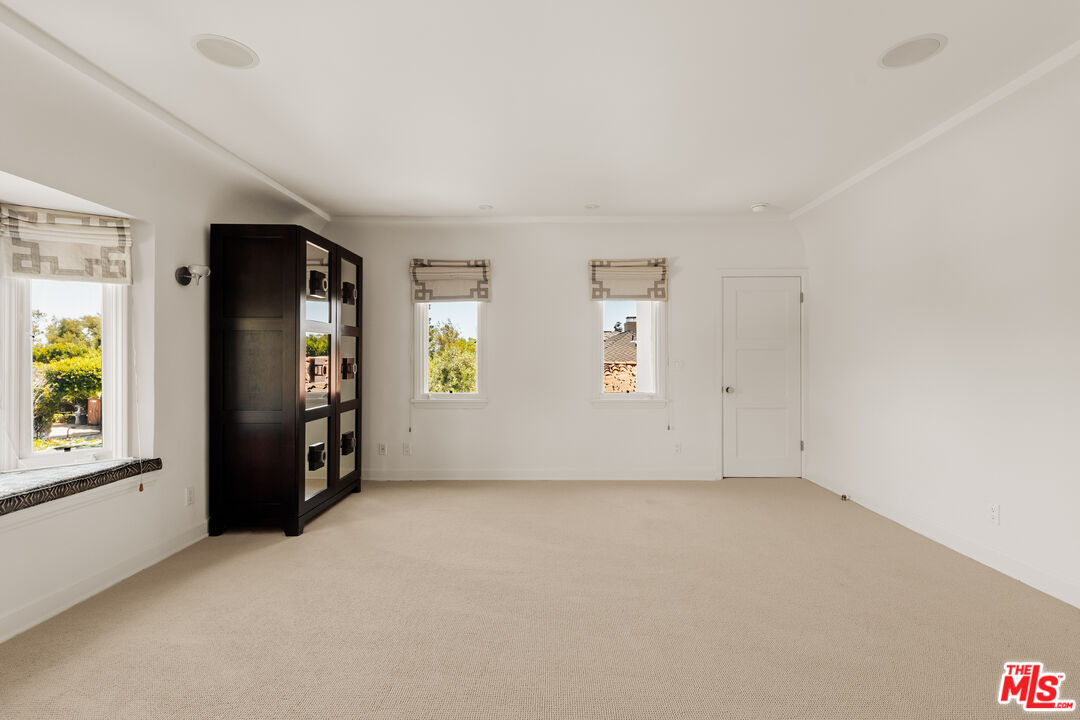 647 Toyopa Dr
