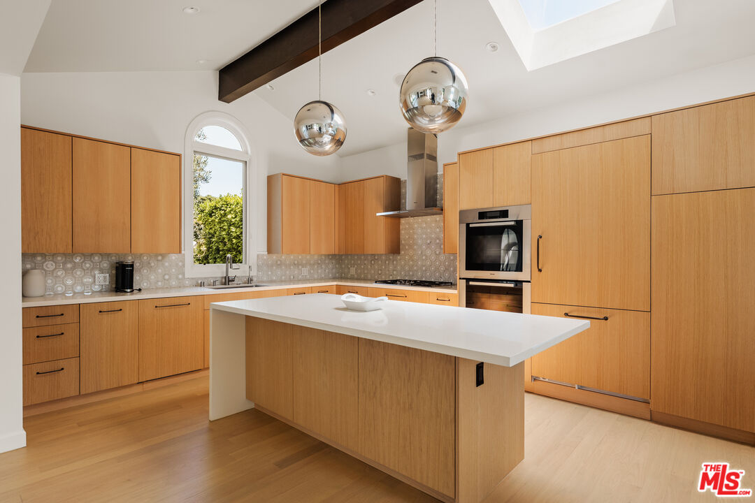 647 Toyopa Dr