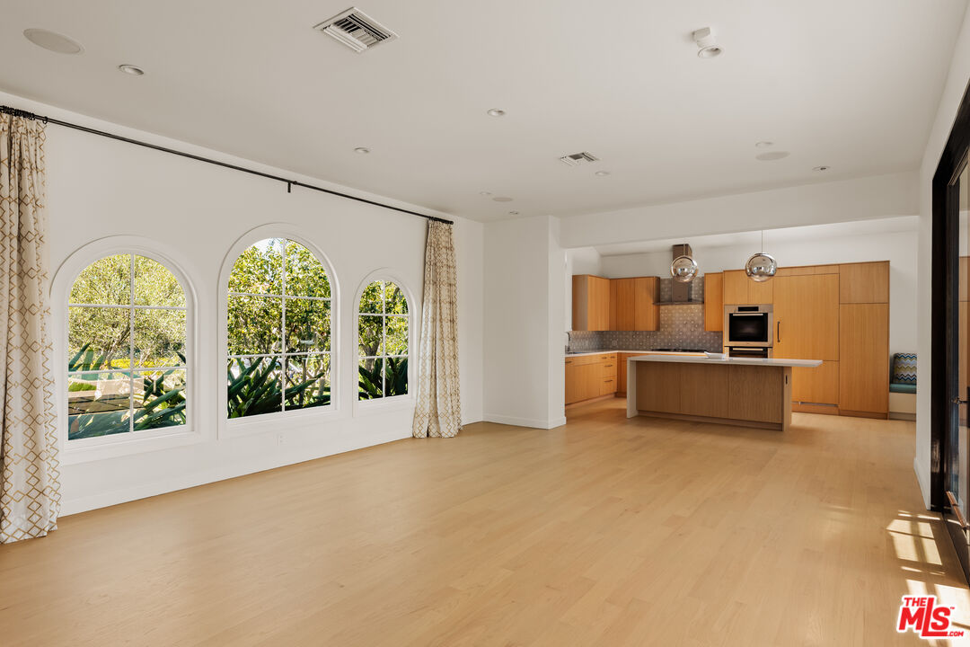 647 Toyopa Dr