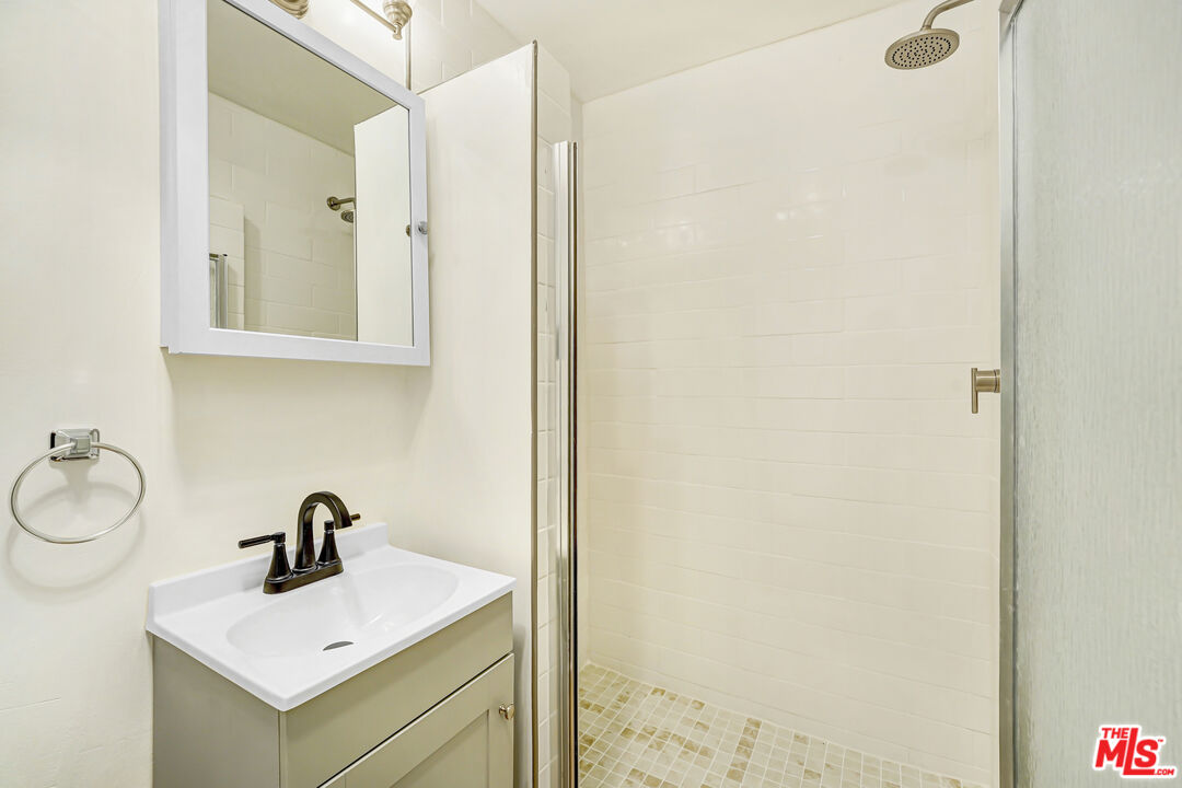 8208 Romaine St Unit: 1
