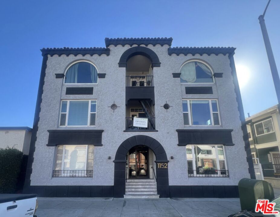 1152 E 1st St