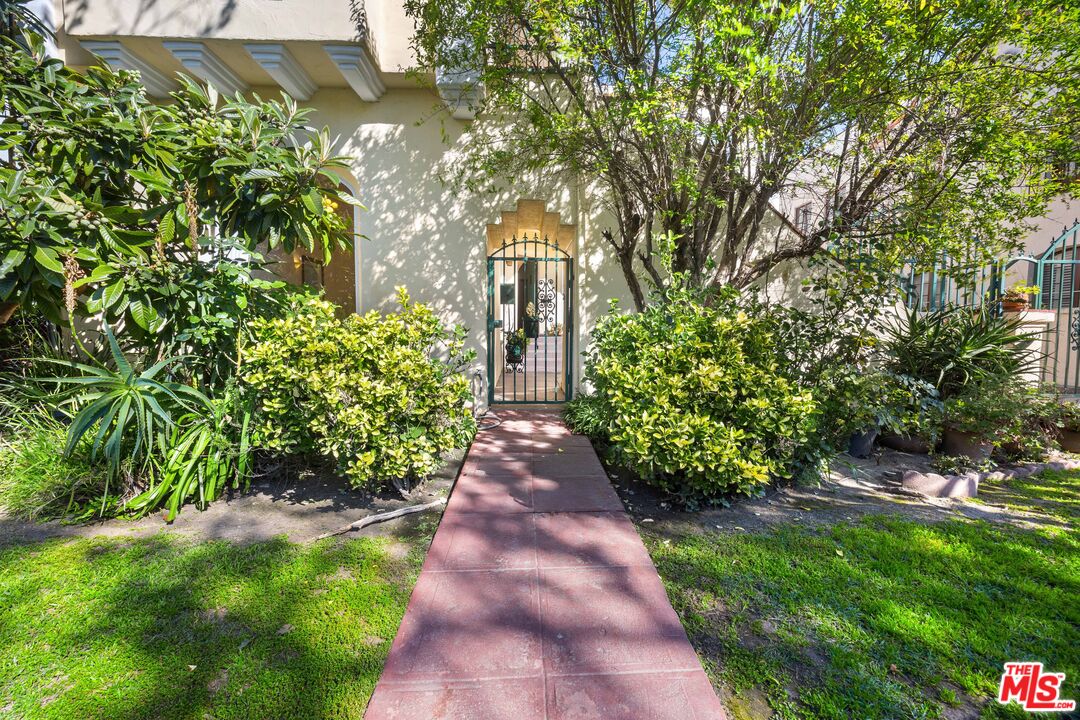 166 N Arnaz Dr