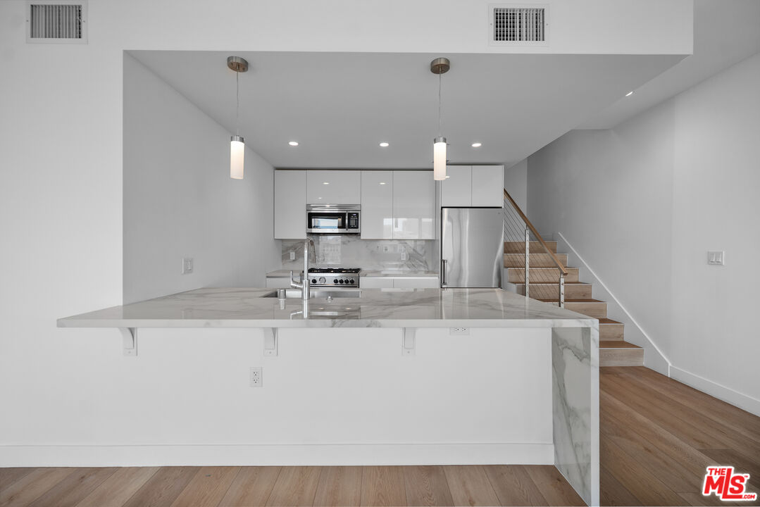 957 Figueroa Ter Unit: 307