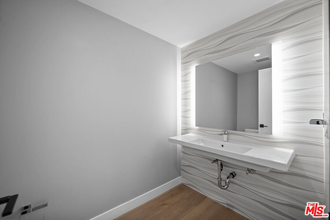 957 Figueroa Ter Unit: 307