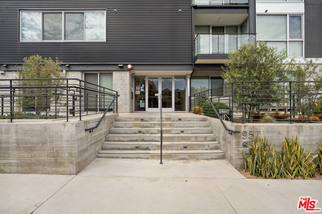 957 Figueroa Ter Unit: 307