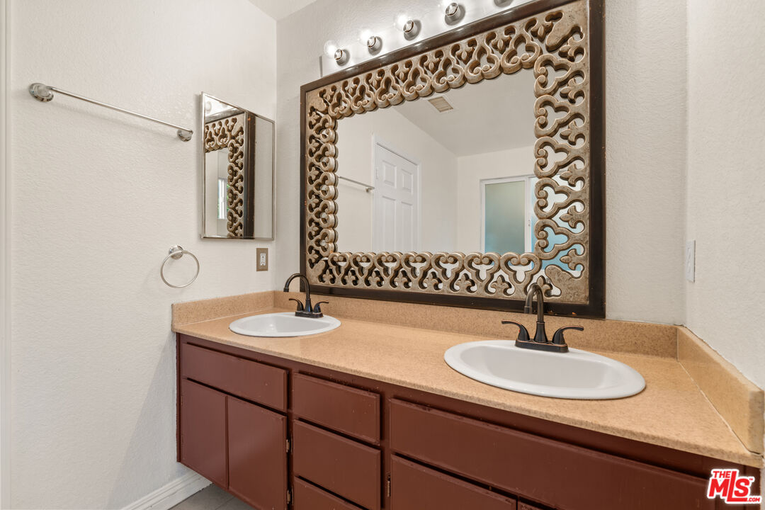 9155 Cedros Ave Unit: 1