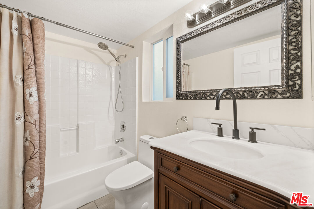 9155 Cedros Ave Unit: 1