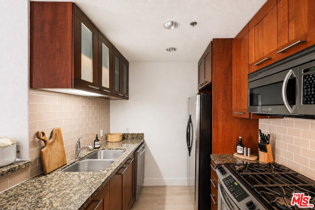 585 N Rossmore Ave Unit: 506