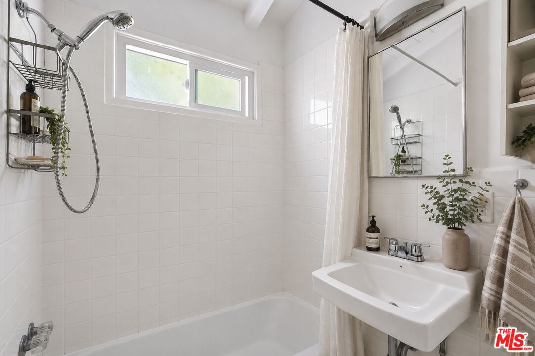 806 Westmount Dr Unit: 2