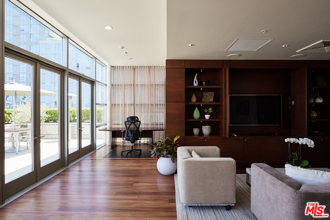 1155 S Grand Ave Unit: 1307