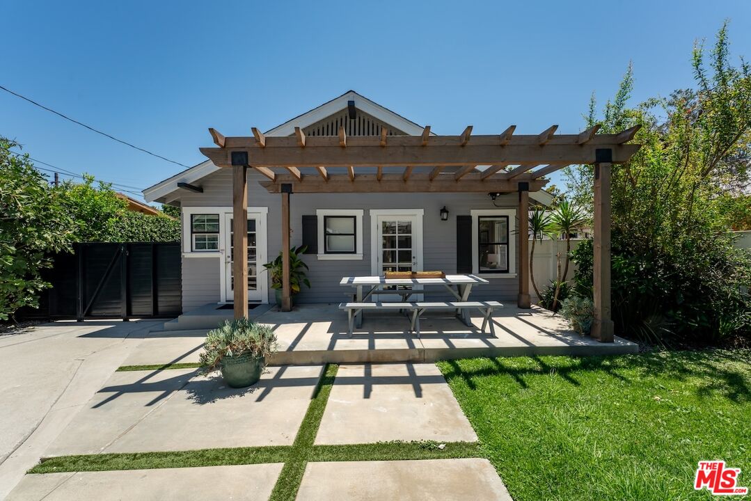 6607 De Longpre Ave