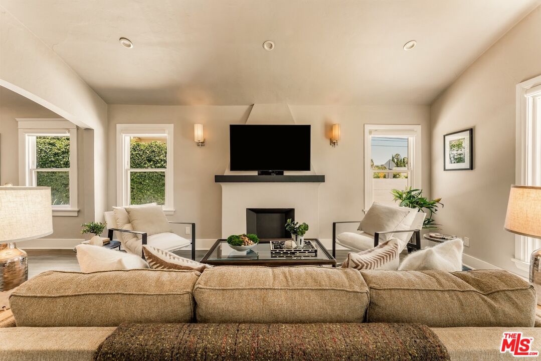 6607 De Longpre Ave