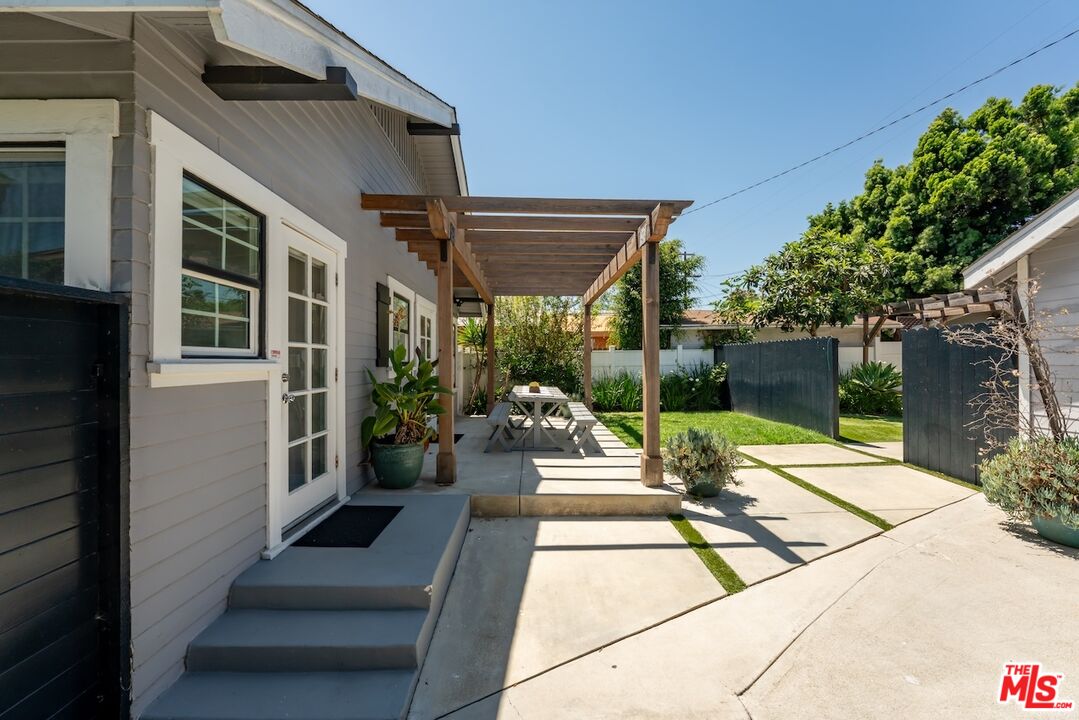6607 De Longpre Ave
