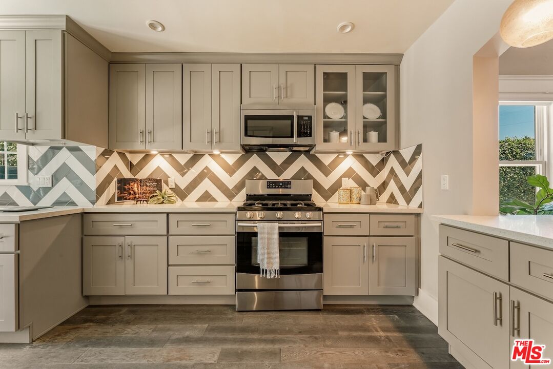6607 De Longpre Ave