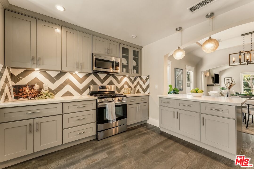 6607 De Longpre Ave
