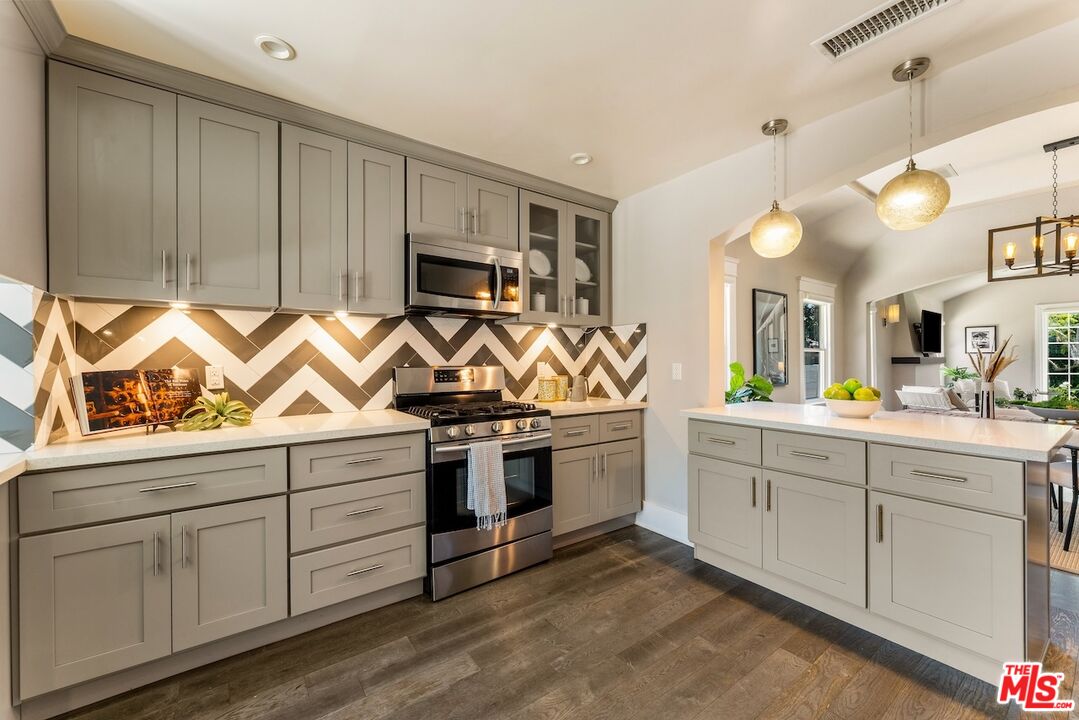 6607 De Longpre Ave